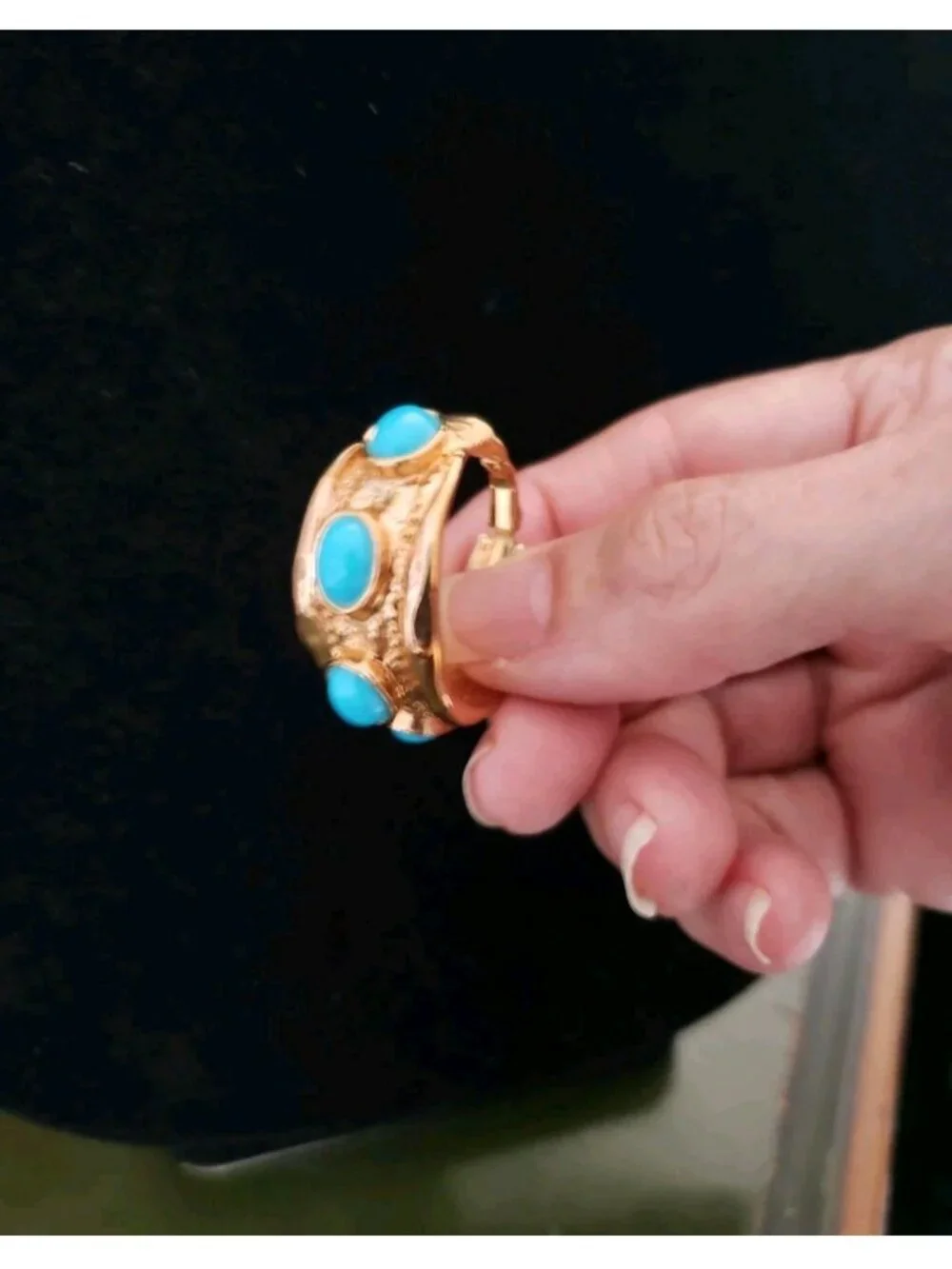 BEAUTIFUL KJL Kenneth J Lane 265$ GOLD TONE  HOOP TURQUOISE CLIP ON EARRINGS